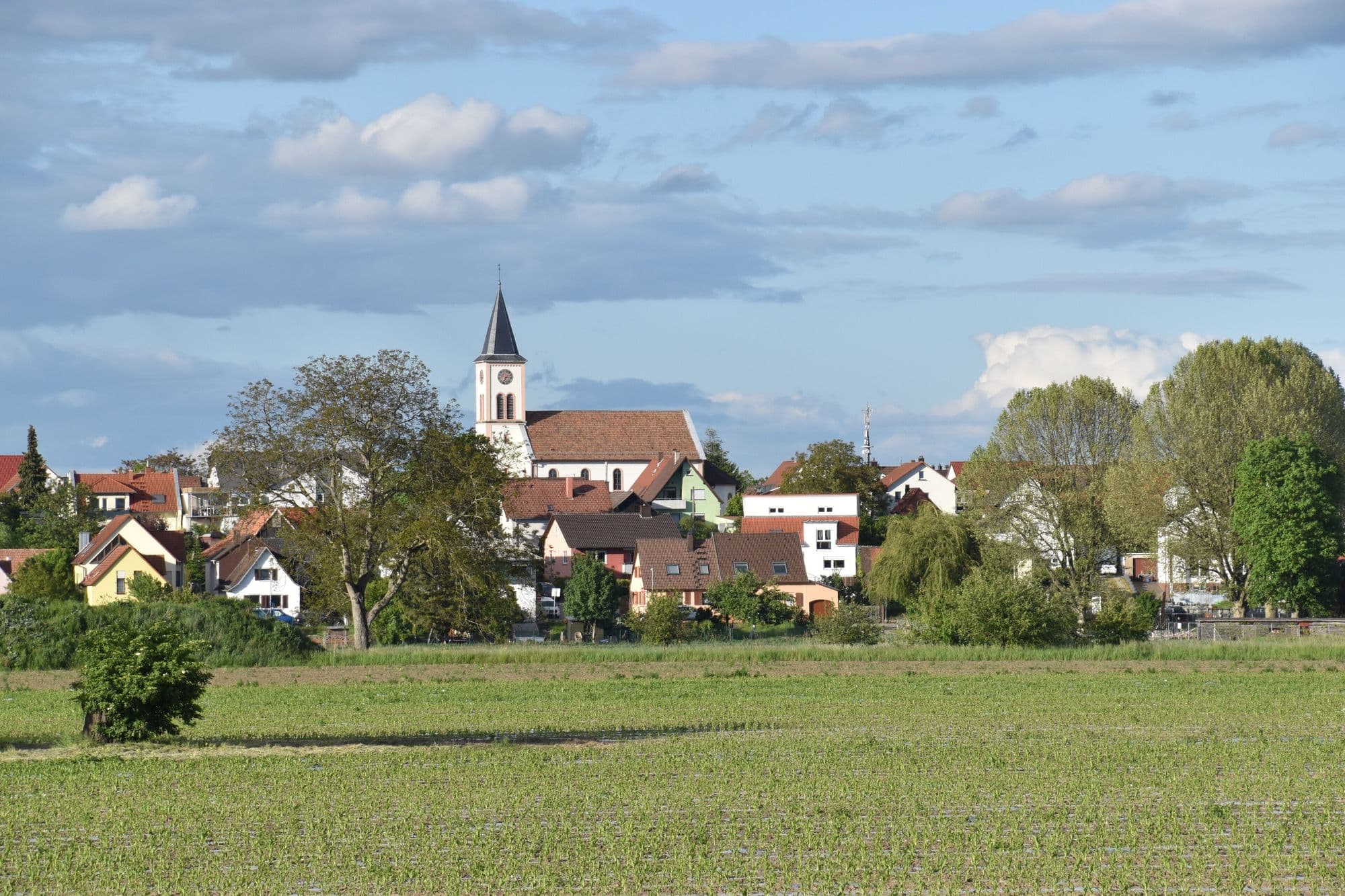 Leopoldshafen mit der evangelischen Kirche