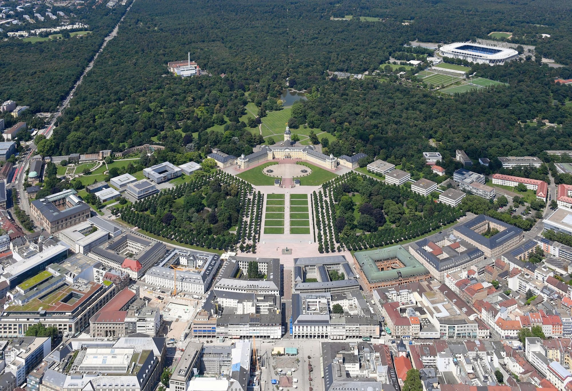 Luftbild von Schloss und Schlossgarten in Karlsruhe